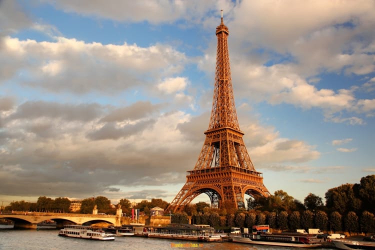 Tháp Eiffel - biểu tượng của Pháp tại Paris
