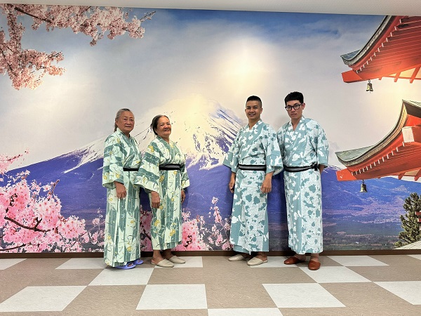 Du khách trong trang phục Yukata, Nhật Bản