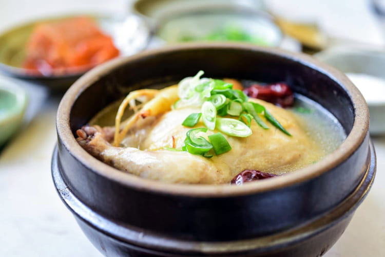 Samgyetang là một món súp truyền thống của Hàn Quốc bổ dưỡng cho cơ thể
