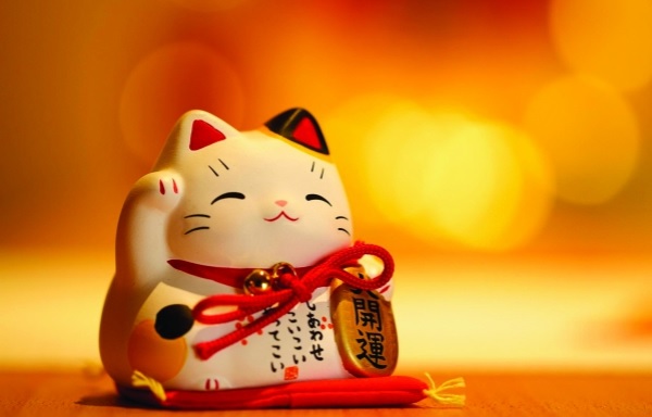 Đi Nhật nên mua gì làm quà? Mèo thần tài Maneki Neko là món quà ý nghĩa