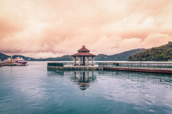 Vào mỗi thời điểm khác nhau Nhật Nguyệt Đàm khoác lên mình một màu sắc riêng