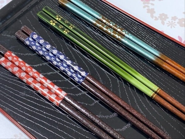 Những bộ đũa Nhật được thiết kế độc đáo rất thích hợp dùng làm quà tặng