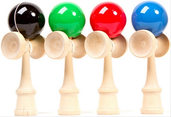 Đồ chơi Kendama thú vị thách thức sự kiên nhẫn của người chơi