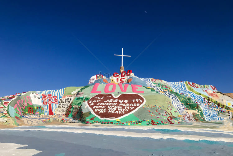  Núi Cứu Rỗi (Salvation Mountain) ở California là một tượng đài đầy màu sắc và tạo ra để thể hiện niềm tin tôn thờ.