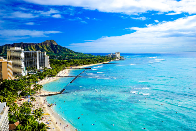  Bãi biển Waikiki ở Honolulu, Hawaii, nổi tiếng với cát trắng và nước biển xanh tuyệt đẹp