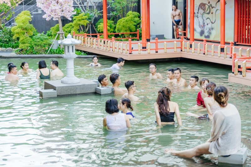 công viên nước mikazuki có hơn 10 bể tắm onsen khoáng nóng ngoài trời