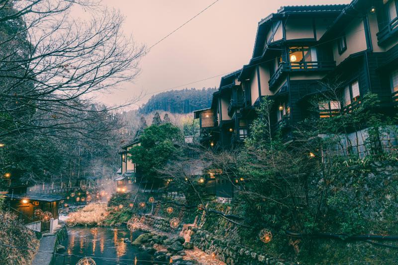 kurokawa onsen có vẻ đẹp cổ kính với các ryokan mái gỗ truyền thống