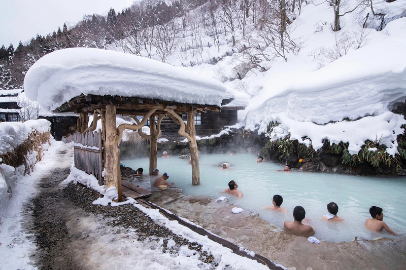 ngâm mình vào dòng nước khoáng nóng onsen
