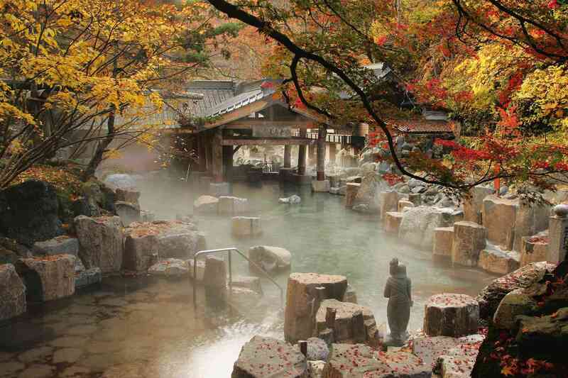 tắm onsen khoáng nóng trở thành biểu tượng gắn liền với đất nước nhật bản