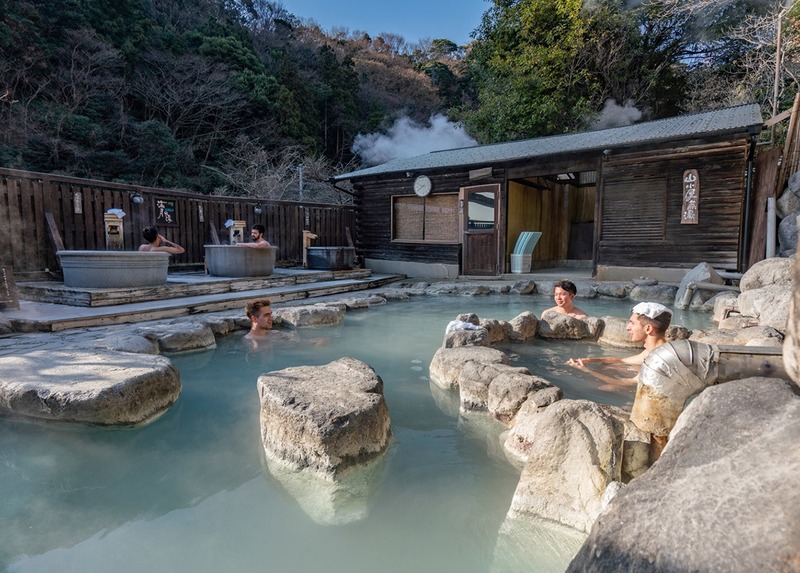 tắm onsen ngoài trời giữa thiên nhiên núi rừng