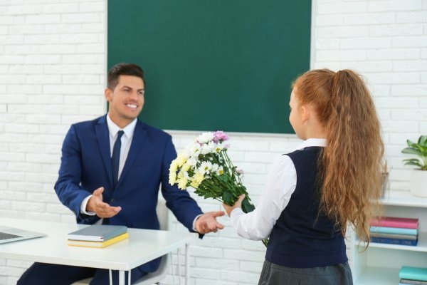 Khi tặng quà cho thầy giáo cần dựa theo độ tuổi để lựa chọn quà tặng phù hợp