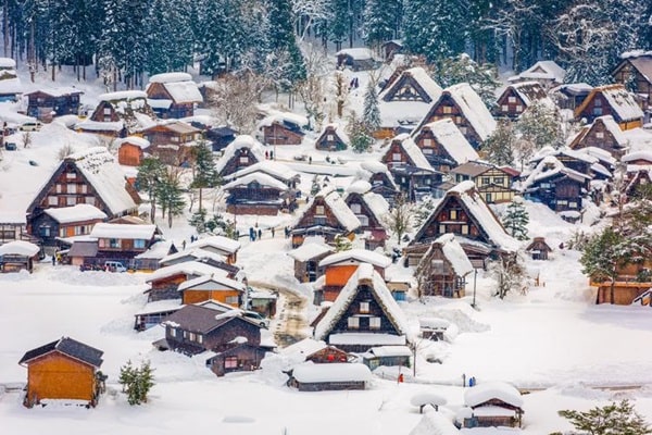 Vẻ đẹp độc đáo của các ngôi nhà phủ đầy tuyết tại chân núi Hakusan