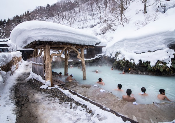 Tắm Onsen vào mùa đông sẽ giúp bạn thư giãn hơn