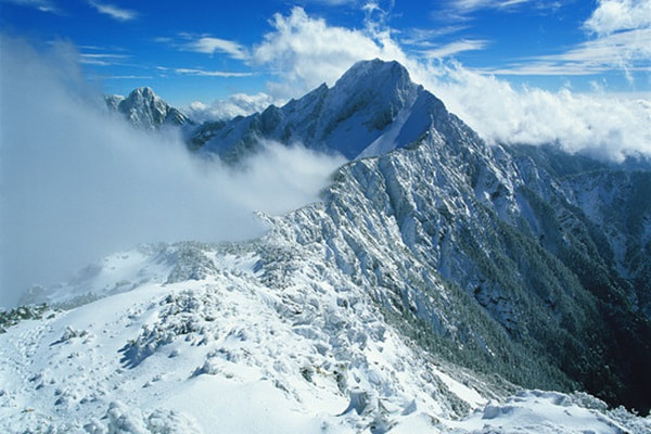 Tuyết rơi trắng xóa phủ đầy đỉnh núi Yushan (núi Ngọc)