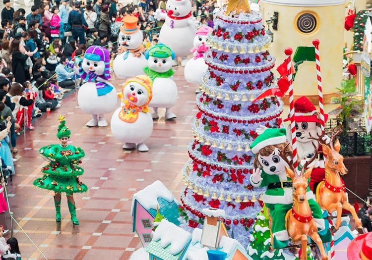 Công viên Lotte World mùa đông rực rỡ với ánh sáng và hoạt động lễ hội.