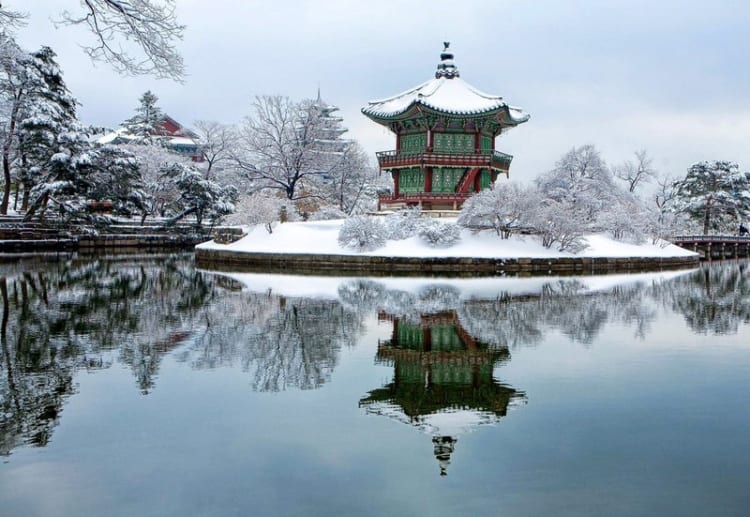 Cung điện Gyeongbokgung mùa đông trở nên tuyệt đẹp khi được phủ một lớp tuyết trắng xóa.