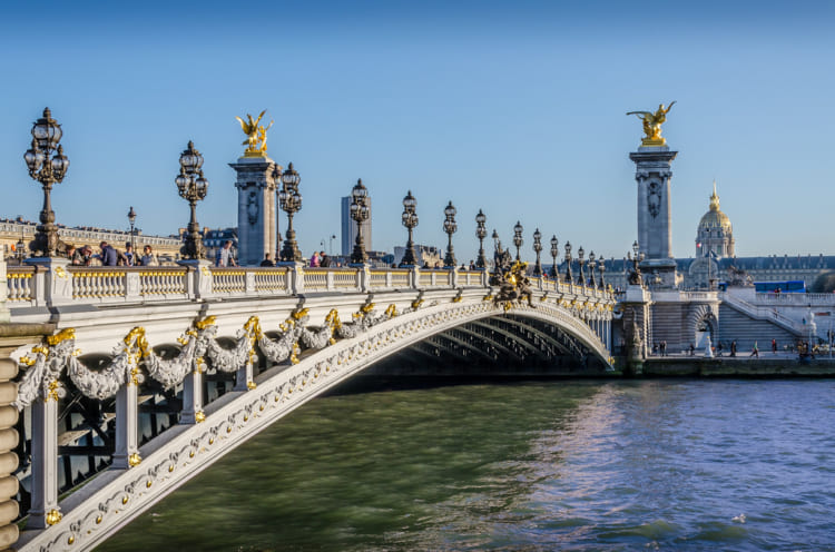  Cầu Alexandre III - Biểu tượng kiến trúc tinh tế của Paris.