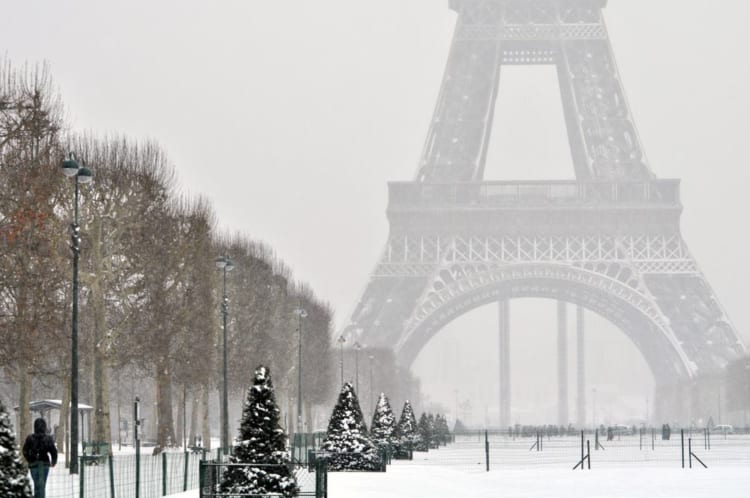  Mùa đông ở Paris mang đến bức tranh lãng mạn với tháp Eiffel lấp lánh dưới tuyết
