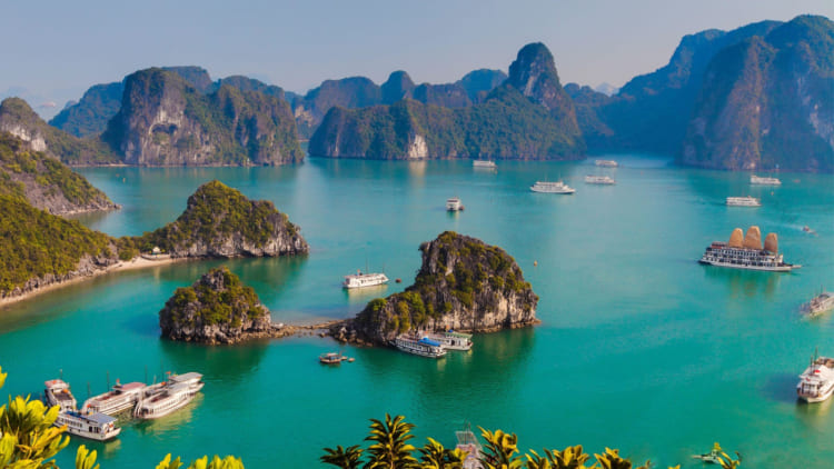  Vịnh Hạ Long - Di tích thiên nhiên thế giới hùng vĩ của Việt Nam.