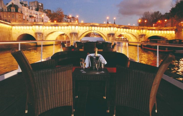 hòa mình vào không khí lãng mạn và ngắm nhìn Paris lung linh dưới ánh đèn đêm.
