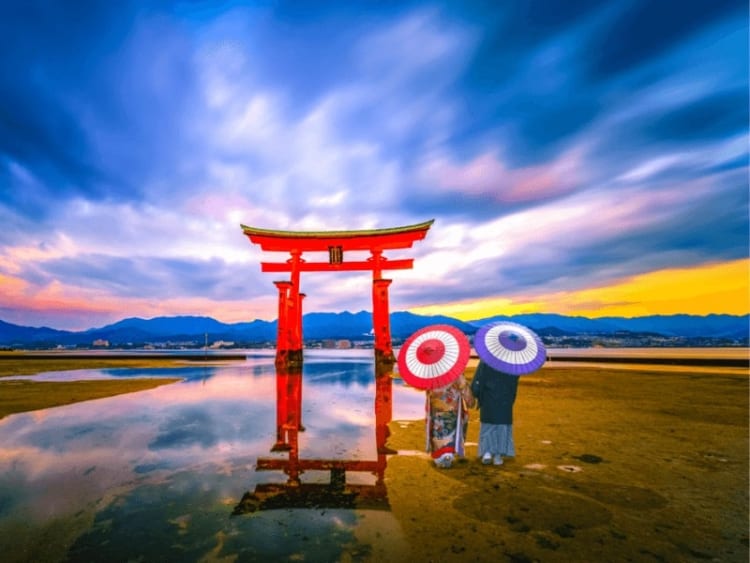 Cổng Torii là biểu tượng giao thoa giữa cõi trần và thế giới tâm linh