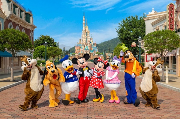 Công viên Disneyland với nhiều trò chơi vui nhộn 