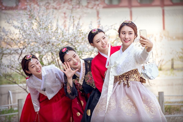 Hanbok được làm từ nhiều chất liệu khác nhau tùy vào mùa 