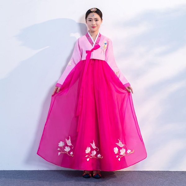 Hanbok dành cho nữ mang vẻ đẹp thanh tao, sang trọng và quyến rũ
