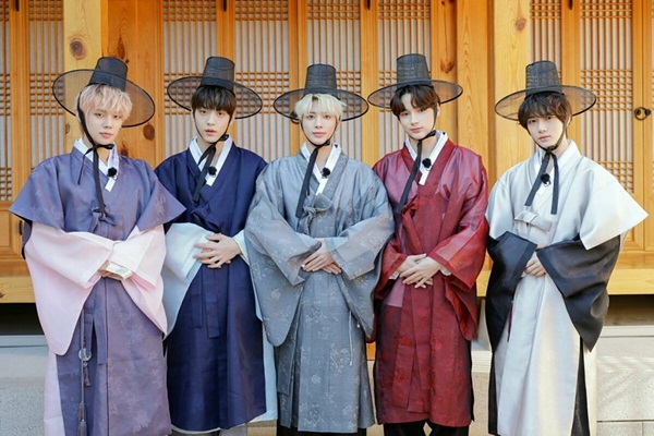 Hanbok nam giản dị nhưng vẫn toát lên vẻ đẹp truyền thống