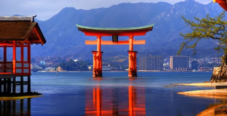 Du khách có thể chiêm ngưỡng cảnh sắc khác nhau của cổng khi thủy triều lên xuống tại đền Itsukushima 