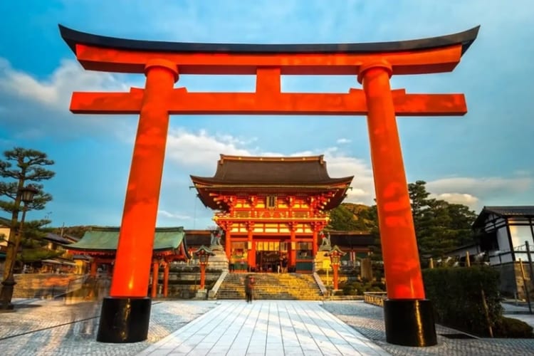 Đền Fushimi Inari Taisha thu hút du khách với lối vào khoảng 10.000 cổng Torii