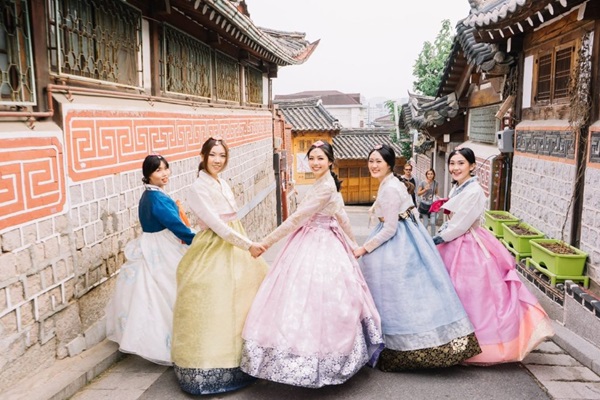 Trang phục truyền thống Hàn Quốc thể hiện vẻ đẹp tinh tế và mang biểu tượng văn hóa truyền thống