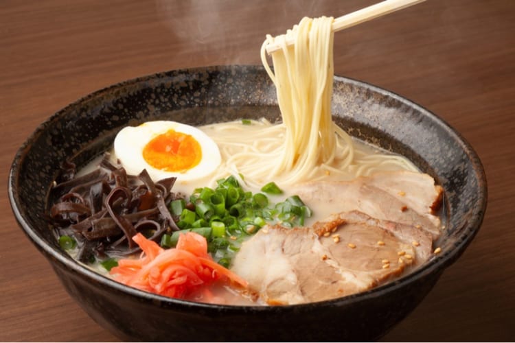 Mì Hakata Ramen với màu trắng sữa đặc trưng