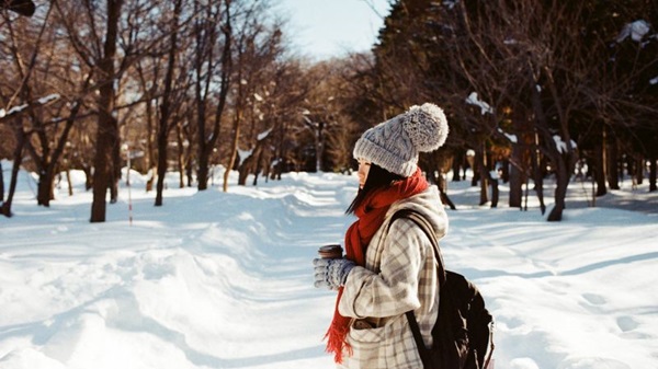Nhiệt độ vào mùa đông tại Hokkaido xuống rất thấp nên bạn cần chuẩn bị đồ mùa đông để giữ ấm cho cơ thể