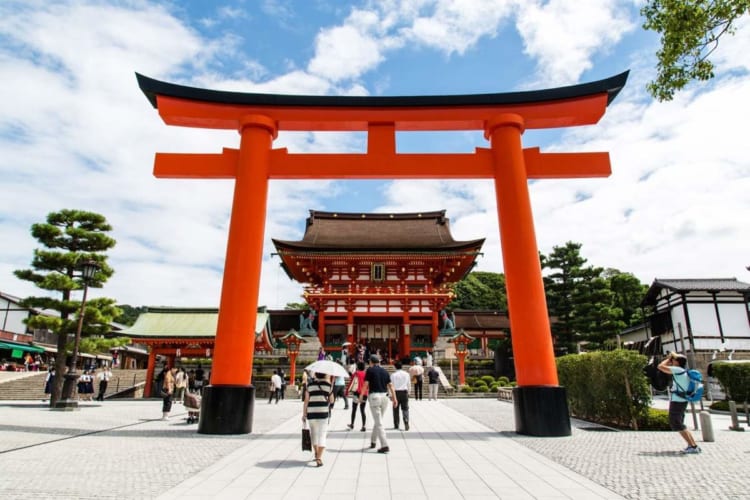 Du khách cần trang nghiêm khi đến viếng thăm tại những nơi có cổng Torii