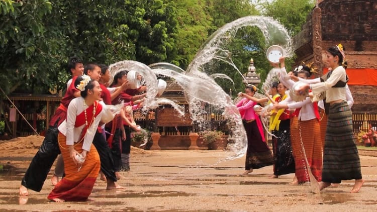 Lễ hội té nước Thái Lan nhằm đánh dấu một năm mới bắt đầu
