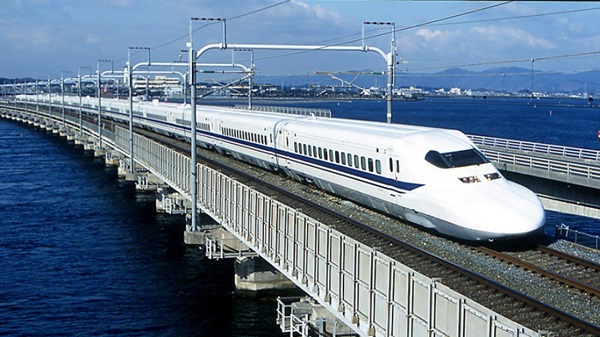 Tàu Shinkansen nổi tiếng tại Nhật Bản giúp người dân di chuyển nhanh chóng giữa các thành phố