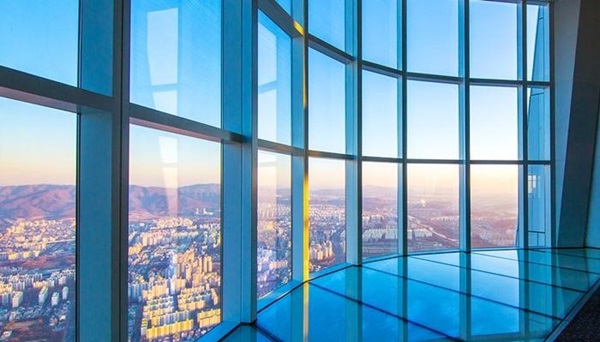Ngắm nhìn toàn bộ khung cảnh Seoul từ đài quan sát của tháp