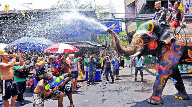 Những màn té nước đầy độc đáo xuất hiện tại Phuket