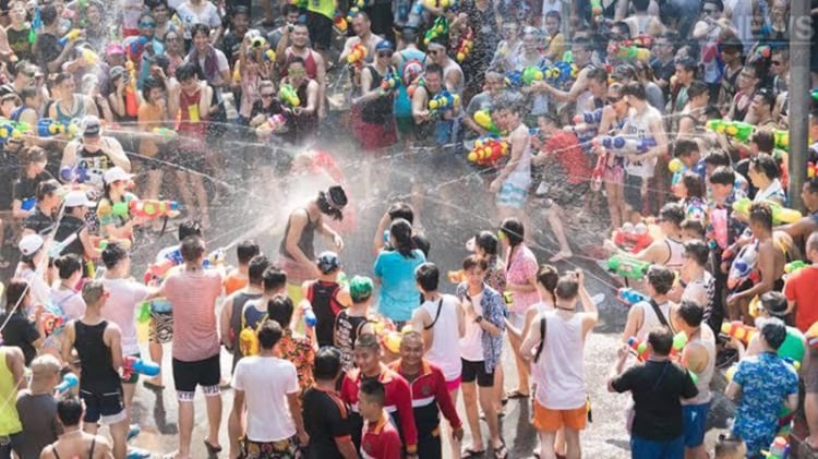 Lễ hội té nước Thái Lan tại Pattaya diễn ra muộn hơn so với những nơi khác