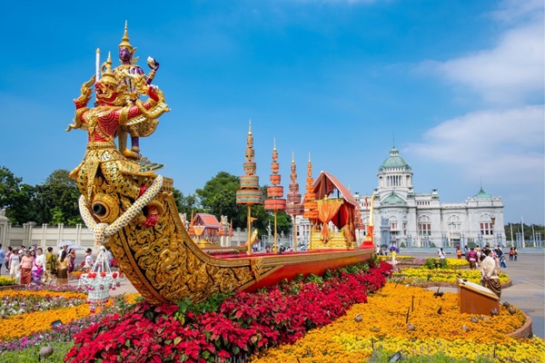 Mỗi dịp Tết đến người Thái Lan dọn dẹp, trang trí nhà cửa và tham gia lễ hội té nước