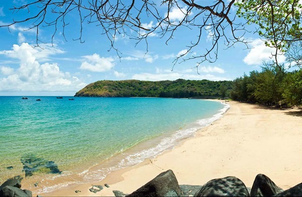 Bãi biển đẹp nhất Côn Đảo, nơi du khách có thể tắm biển và thư giãn