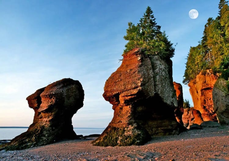 Vịnh Fundy thu hút du khách với sự độc đáo của thủy triều và những tảng đá có hình thù kỳ lạ 