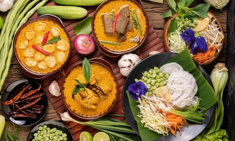 Ẩm thực Thái Lan là sự kết hợp giữa nhiều nền ẩm thực từ Đông sang Tây
