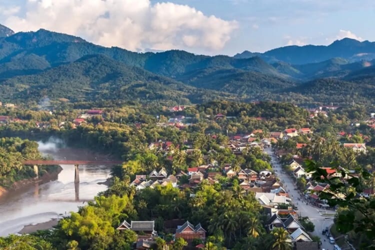Luang Prabang thu hút du khách với những dãy núi xanh mượt kéo dài