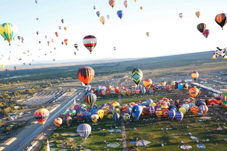 Nhiều khinh khí cầu với đa dạng màu sắc được thả lên bầu trời tại Canberra