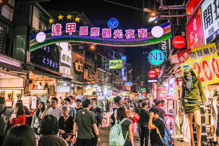 Nhiều món ăn đường phố hấp dẫn tại chợ đêm FengJia