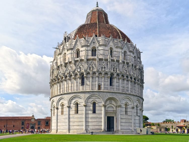 Nhà rửa tội lớn nhất nước Ý kết hợp hai phong cách Romanesque và Gothic