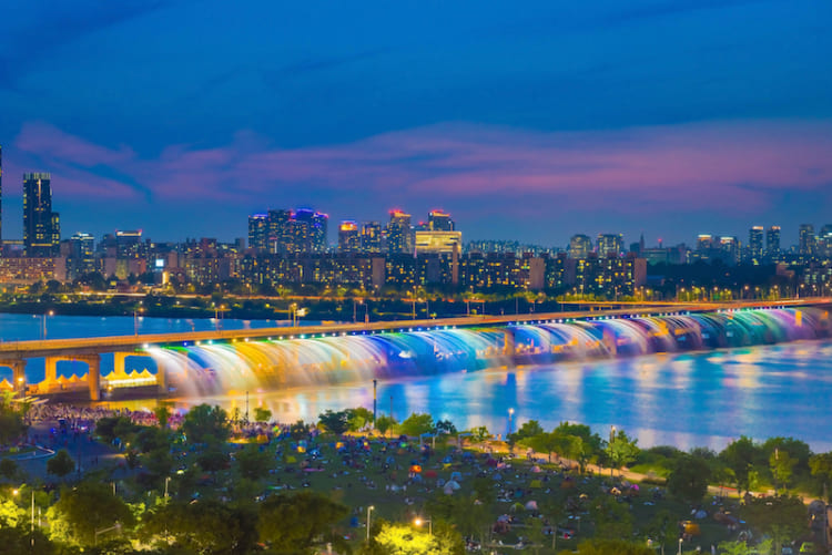 Sông Hàn mang đến cho du khách bầu không khí đầy huyền ảo và lãng mạn