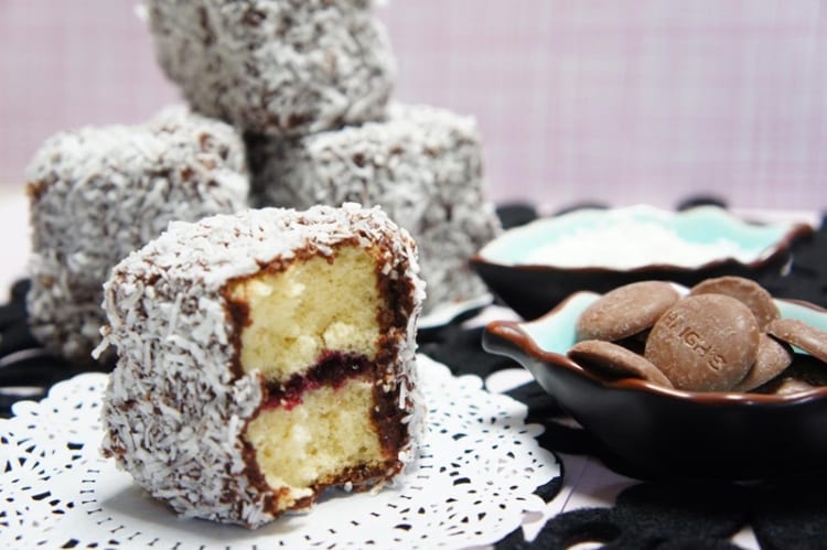 Bánh Lamington được làm từ những nguyên liệu khá đơn giản nhưng làm say đắm bao người